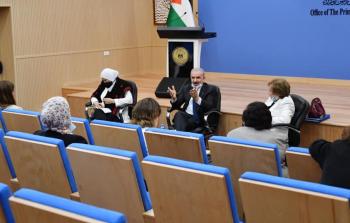 رئيس الوزراء محمد اشتية خلال اجتماعه مع عضوات الأمانة العامة لاتحاد المرأة الفلسطينية