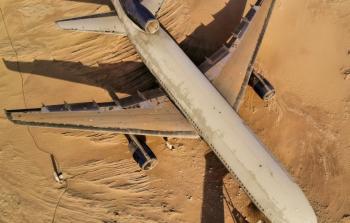 طائرة مهجورة في صحراء أبو ظبي