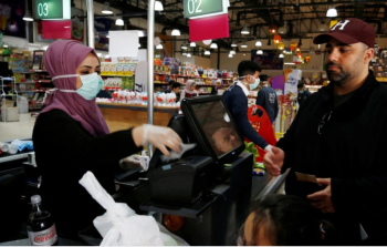التسوق في غزة يخضع لإجراءات السلامة والوقاية