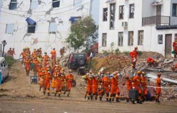 رجال اسعاف صينين يزاولون عملهم أثناء زلزال 