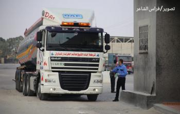 صور لدخول شاحنة الوقود عبر معبر كرم ابو سالم