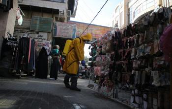 تعقيم المحال التجارية في مدينة الخليل بالضفة الغربية