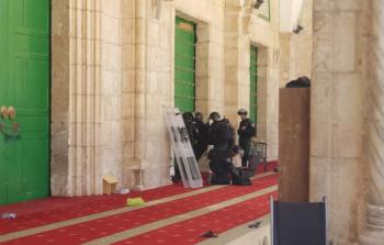 الاحتلال يقمع ويحاصر المصلين في المسجد الأقصى