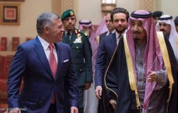 الملك سلمان لدى استقباله العاهل الأردني