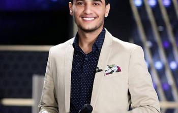 محمد عساف في صورة تجمعه مع أصغر معجباته