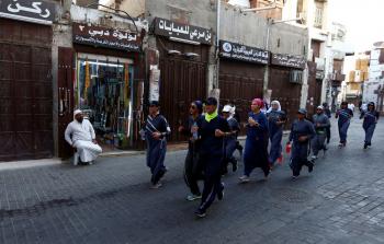 سعوديات بالعباءات الرياضية يمارسن الركض 