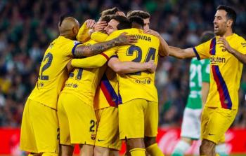 لاعبو برشلونة يحتفلون بهدف الفوز