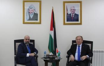 وزير الاقتصاد الوطني خالد العسيلي خلال لقائه رئيس بعثة اللجنة الرباعية في فلسطين جون كلارك