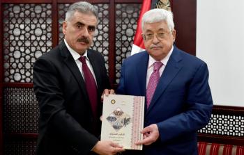  الرئيس محمود عباس، أثناء تسلمه التقرير السنوي لهيئة التدريب العسكري