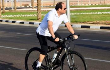 الرئيس المصري يقود دراجة هوائية في شرم الشيخ