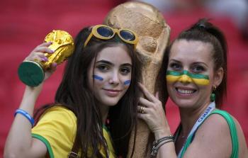 مشجعات جميلات من قمة البرازيل وبلجيكا في مونديال روسيا