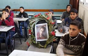 صورة الشهيد الطفل حسن شلبي داخل الفصل الدراسي