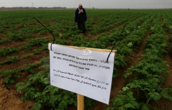 الاحتلال يهدد مزارعي حدود قطاع غزة ويضع لافتات تحذيرية