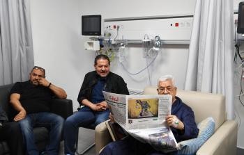 الرئيس عباس يقرأ صحيفة محلية في المستشفى