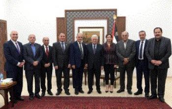 الرئيس محمود عباس لدى استقباله وفد مجلس أمناء جامعة الأزهر الجديد