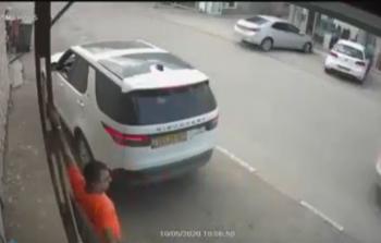 انزلاق سيارة في الجليل وفيديو يوثق منع شاب للوقوع كارثة