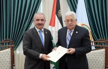 الرئيس محمود عباس اثناء تكليف محمد اشتيه بتشكيل حكومة فلسطينية جديدة