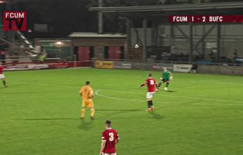 لاعب يحرز هدفا من منتصف الملعب