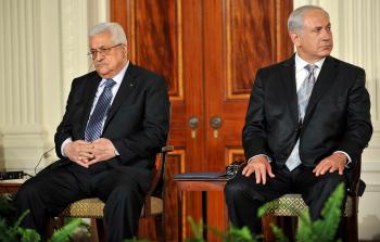 بنيامين نتنياهو رئيس الحكومة الإٍسرائيلية والرئيس الفلسطيني محمود عباس -ارشيف-