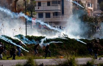 الاحتلال يلقى قنابل غاز على المتظاهرين