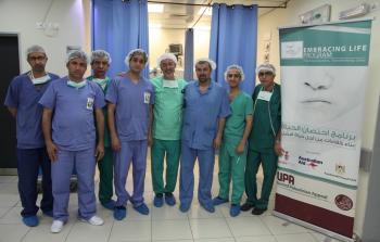  فريق طبي يجري عمليات جراحة مجانية في رام الله