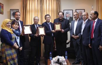 الوزير صيدم يكرّم فريقا يابانيا بعد استضافته في مركز المناهج