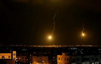 الجيش الإسرائيلي يلقي قنابل إنارة على حدود قطاع غزة - أرشيفية
