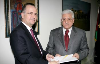 محمد مصطفى والرئيس محمود عباس