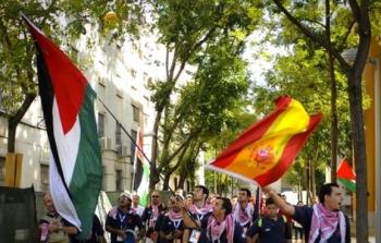 فلسطينيون يرفعون العلمين الاسباني والفلسطيني 