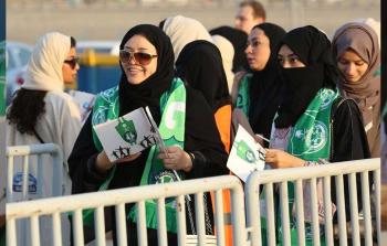 نساء سعوديات يحضرن مباراة كرم قدم بالملعب