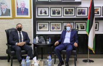 حسين الشيخ يجتمع مع السفير المصري الجديد لدى فلسطين