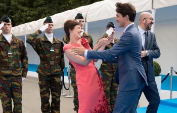 'قبّلة' زعيم كندا لزوجة رئيس وزراء بلجيكا تثير جدلًا 
