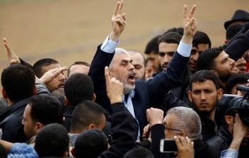 يحيى السنوار رئيس حركة حماس في غزة خلال مشاركته في مسيرة العودة السلمية -ارشيف-