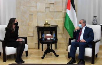 ؤئيس الوزراء ومديرة مكتب مؤسسة الرؤية العالمية في فلسطين