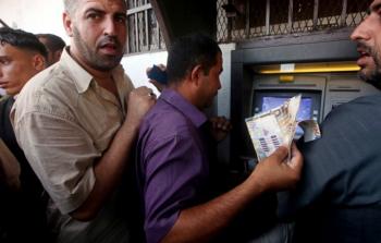 صورة لموظفين يستلمون رواتبهم من البنك