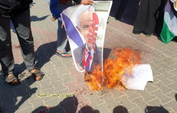 حرق صور نتنياهو في جنوب غزة