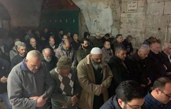 لمصلون يؤدون صلاة العشاء امام باب الاسباط 