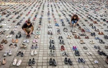  نشطاء أوروبيون يضعون 4500 زوج من الأحذية أمام مقر الاتحاد الأوروبي في بروكسل احتجاجا على جرائم الاحتلال بحق الفلسطينيين