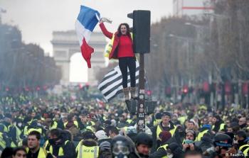 فرنسا تقترب من فرض حالة الطوارئ في البلاد