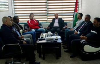 أبو هولي خلال الاجتماع
