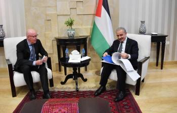 اشتية وماكجولدريك يطلقان أطلس التنمية المستدامة في فلسطين