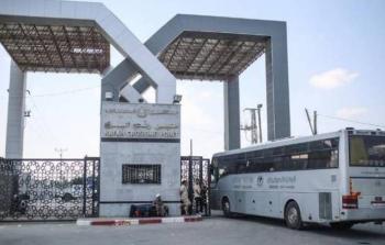 حافلة تقل مسافرين عبر معبر رفح البري جنوب قطاع غزة