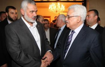 الرئيس عباس واسماعيل هنية خلال جولة المصالحة سابقا