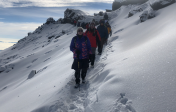 16 شابا وفتاة من فلسطين يتسلقون جبل 'كيلمنجارو'