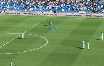 مشجع هبط بواسطة مظلة إلى أرض الملعب