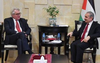 رئيس الوزراء الفلسطيني محمد اشتية خلال لقائه المبعوث النرويجي تور فنيسلاند