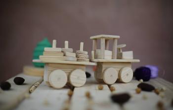 أنامل ناعمة في غزة تصنفر الخشب لتنتج ألعابا لأطفال أوروبا
