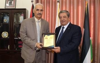 رئيس جامعة الأقصى كمال الشرافي يمينا