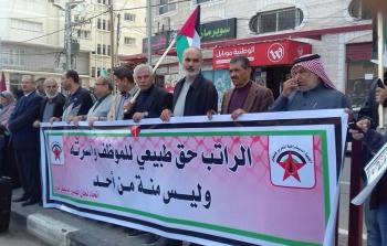 معلمو غزة يتظاهرون في الوسطى احتجاجاً على عدم صرف رواتبهم