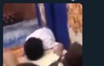 فيديو مؤلم لأب سعودي يعنف طفله بهدف استفزاز طليقته